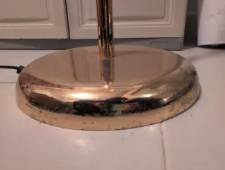 Lámpara de pie dorada y beige