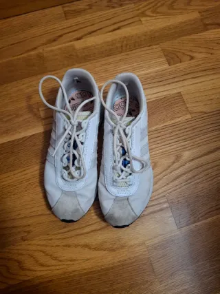 Zapatillas Adidas Beige y Blancas