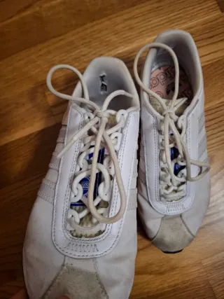 Zapatillas Adidas Beige y Blancas