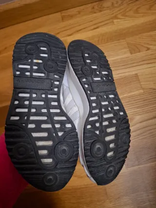 Zapatillas Adidas Beige y Blancas