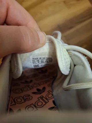 Zapatillas Adidas Beige y Blancas