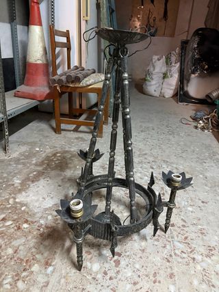 Lámpara candelabro de metal estilo medieval