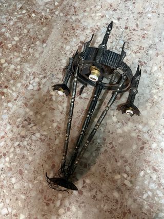 Lámpara candelabro de metal estilo medieval