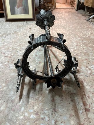 Lámpara candelabro de metal estilo medieval