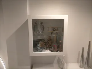 Vitrina blanca Ikea con puerta de cristal