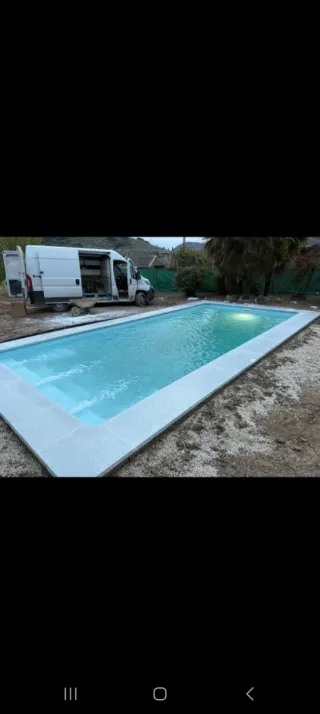 Piscinas de poliéster azul y blanco