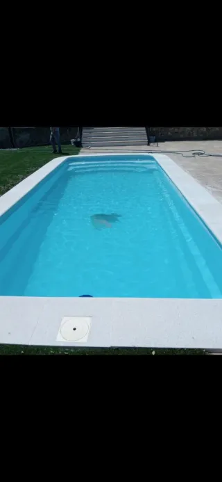 Piscinas de poliéster azul y blanco