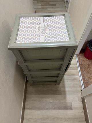 Cajonera de plástico beige y gris