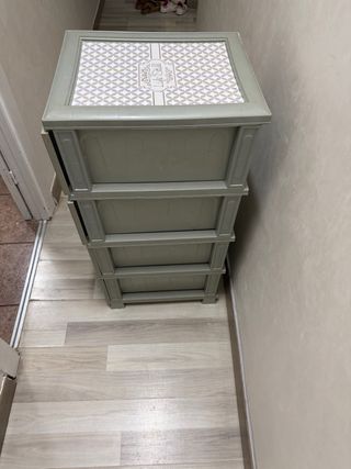 Cajonera de plástico beige y gris