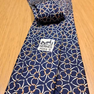 Cravatta Hermes blu con motivo oro