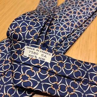 Cravatta Hermes blu con motivo oro