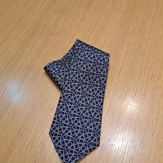 Cravatta Hermes blu con motivo oro