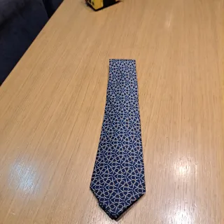 Cravatta Hermes blu con motivo oro