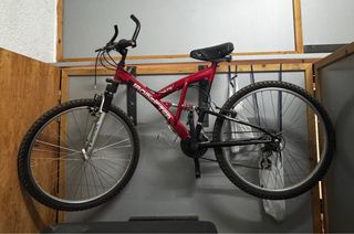 Bicicleta de montaña roja