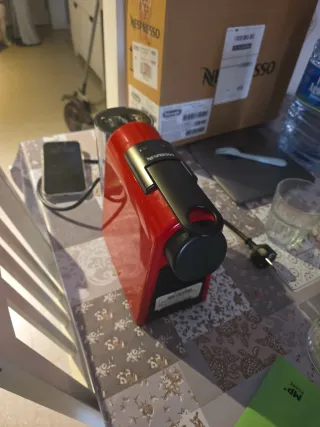 Cafetera Nespresso Essenza Mini Roja