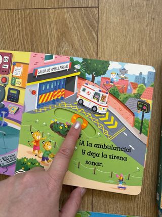 Libros infantiles con ventanitas y piezas móviles