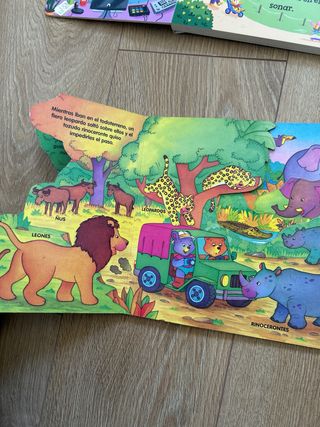 Libros infantiles con ventanitas y piezas móviles