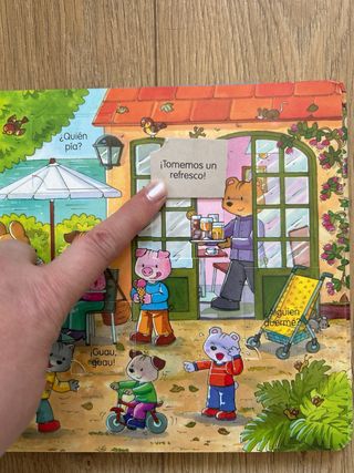 Libros infantiles con ventanitas y piezas móviles