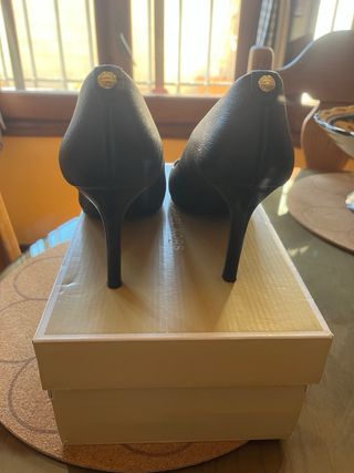 Zapatos de tacón Michael Kors negros, de piel.