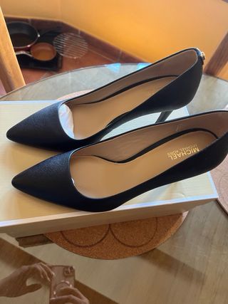 Zapatos de tacón Michael Kors negros, de piel.