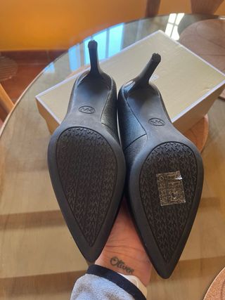Zapatos de tacón Michael Kors negros, de piel.