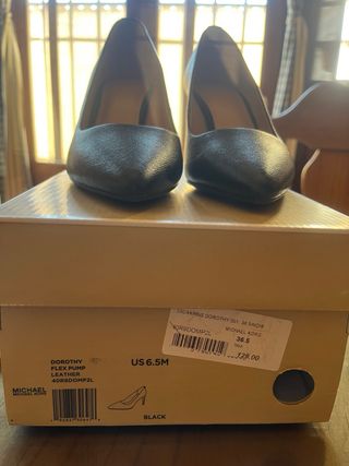 Zapatos de tacón Michael Kors negros, de piel.