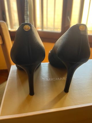 Zapatos de tacón Michael Kors negros, de piel.