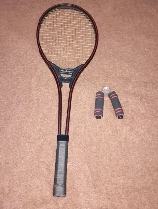 Raqueta de tenis y tensores de mano