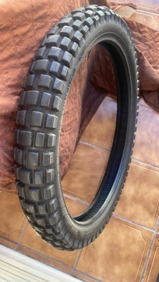 Llantas para moto. Delantera y trasera