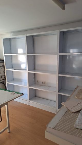 Estanterías metálicas blancas y grises