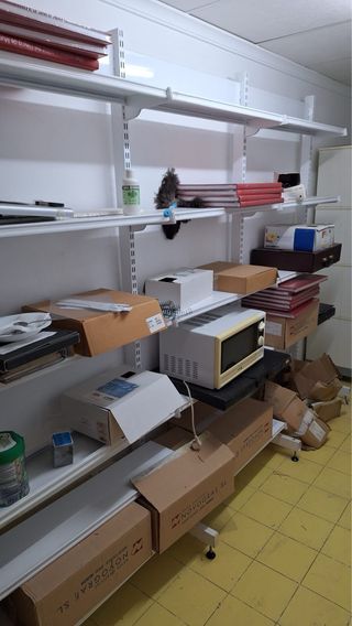 Estanterías metálicas blancas y grises