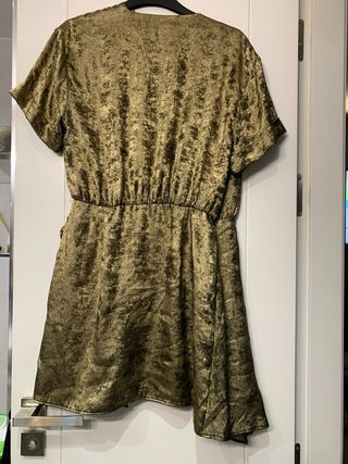 Vestido cruzado dorado Zara