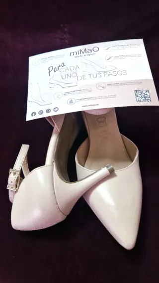 Zapatos de tacón con pulsera