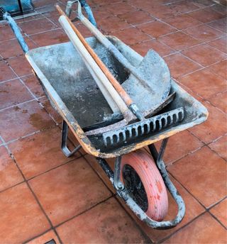 Carretilla con pico, pala, azada y rastrillo