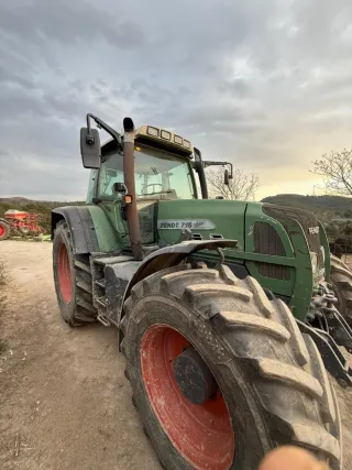 Tractor Fendt 716 con pala