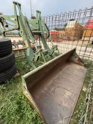 Tractor Fendt 716 con pala