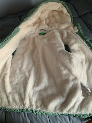 Abrigo verde con capucha