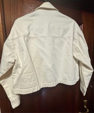 Chaqueta vaquera blanco roto.