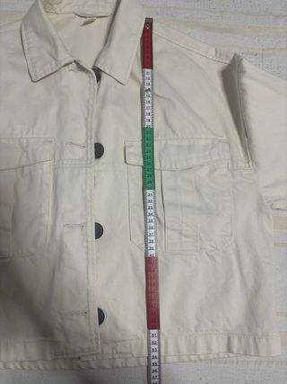 Chaqueta vaquera blanco roto.