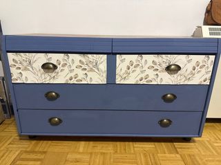 Cómoda restaurada con diseño floral.