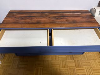 Cómoda restaurada con diseño floral.