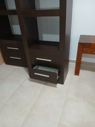 Estanterías de madera marrones