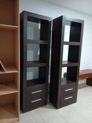 Estanterías de madera marrones