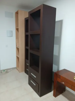Estanterías de madera marrones