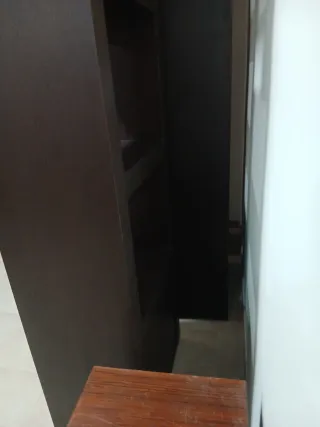 Estanterías de madera marrones