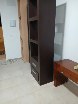 Estanterías de madera marrones