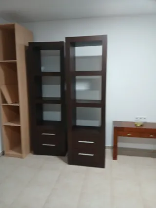 Estanterías de madera marrones