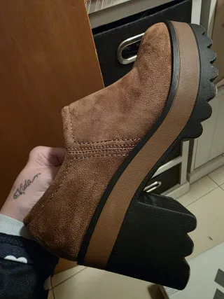 Botines ante marrón con cremallera