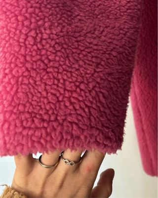 Abrigo rosa borreguito overside es bastante amplio