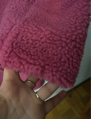 Abrigo rosa borreguito overside es bastante amplio